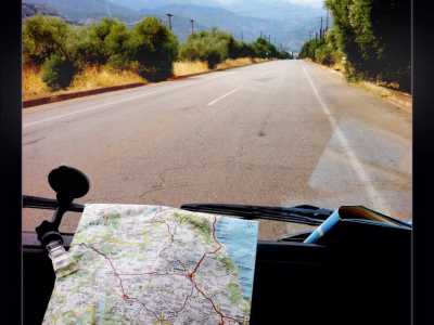 Un momento di un viaggio: � ben evidente la carta stradale in primo piano. Guardapassi e Scaraggi viaggiano senza Gps